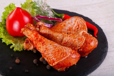 Izgara ve barbekü ahşap arka plan üzerinde için çiğ tavuk Marine bacaklar