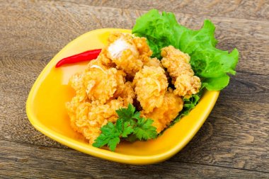 Çıtır tavuk nuggets ahşap arka plan üzerinde baharatlar ile 