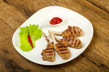 Plaka üzerinde ızgara kuzu