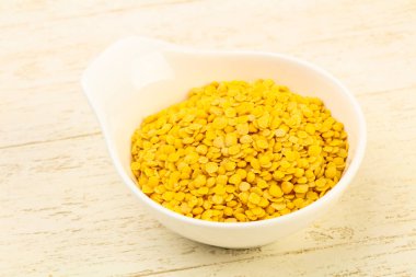 Sarı mercimek kase ahşap arka plan üzerinde yemek pişirmek için hazır