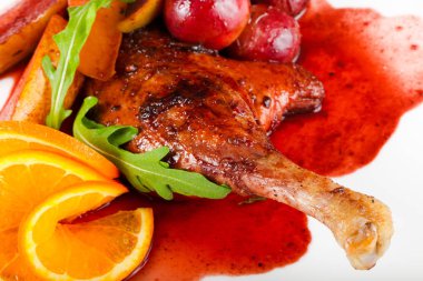 Üzümlü ördek bacağı, portakal ve armut.