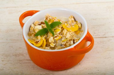 Muz, fındık ve nane ile müsli 