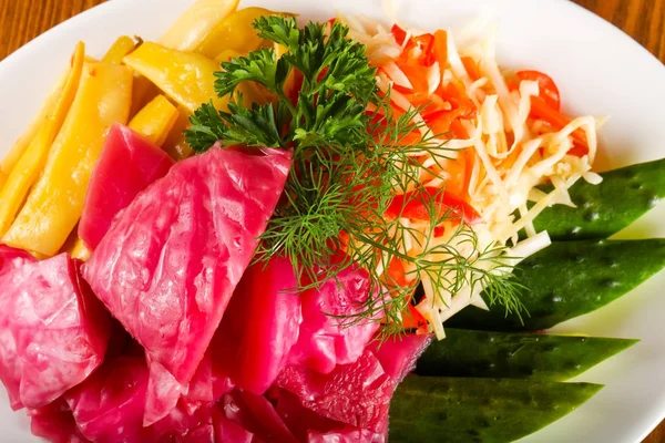 Pickked sebze plaka üzerinde