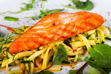 Sebze ve salatalı ızgara somon.