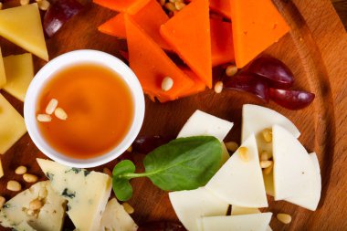 Peynirli bal tabağı.