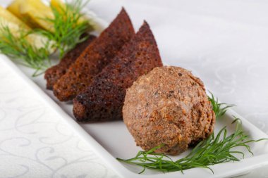 Ekmek ve salatalık turşusu ile karaciğer spreas