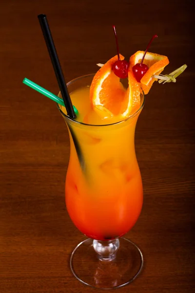 Tequila Sunrise Cocktail Met Sinaasappel Houten Achtergrond — Stockfoto