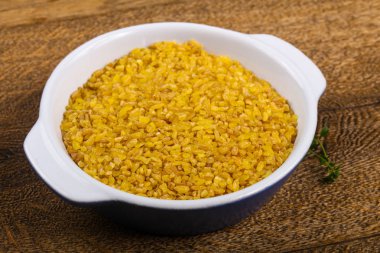 Ham bulgur yığın kase yemek pişirmek için hazır 