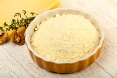Parmesan rendelenmiş peynir yığın ceviz ve kekik ahşap arka plan üzerinde