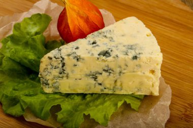 Mavi peynir salata yaprakları ile