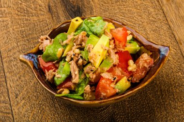 Domates soslu ton balığı ve avokado salatası. 