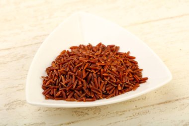 Ham kahverengi pirinç kase ahşap arka plan üzerinde