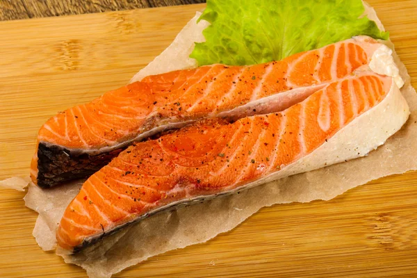 Raw salmon with salt and pepper — Stock Photo, Image