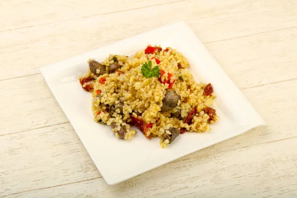 Bulgur mit Hühnerherzen — Stockfoto