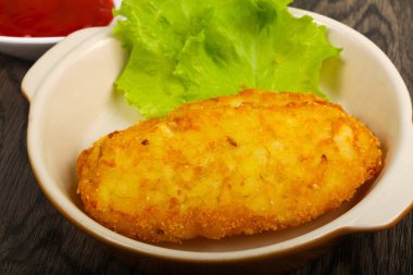 Closeup ile sos ve marul ahşap arka plan üzerinde patates pancakes