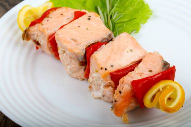 Biber ve limon ahşap arka plan üzerinde ile som balığı şiş