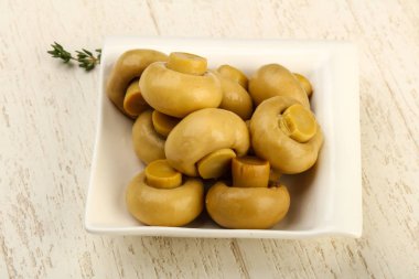 Kase yemek için ahşap arka plan üzerinde hazır Marine petrol