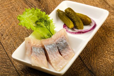 Ringa balığı filetosu ye, ahşap arka plan üzerinde için hazır