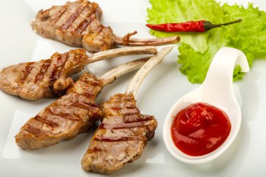 Plaka üzerinde ızgara kuzu