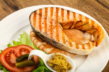 plaka üzerinde ızgara somon 