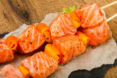 Çiğ somon şiş