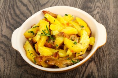 Domuz eti ile kızarmış patates