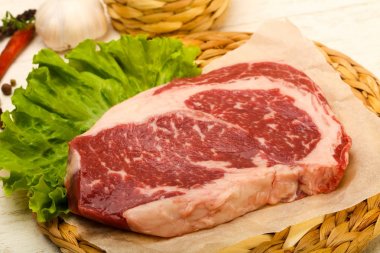 Kaburga ham eti yemek için ahşap masa arka plan hazır