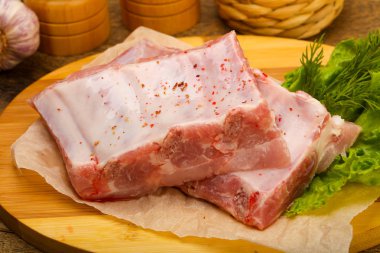 Çiğ Domuz kaburga ile baharat yemek için ahşap masa arka plan hazır