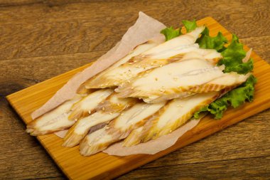 Yılan balığı sashimi gemide, ahşap masa arka plan üzerinde Japonca gıda