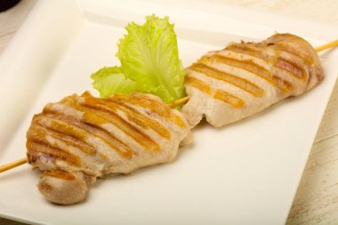 Izgara tavuk kemiksiz uyluk beyaz plaka