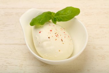 Fesleğen yaprakları ile Mozzarella peyniri
