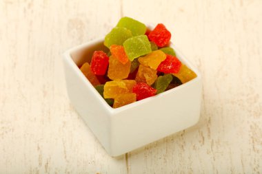 Ahşap arka plan üzerinde renkli ananas kase kuru