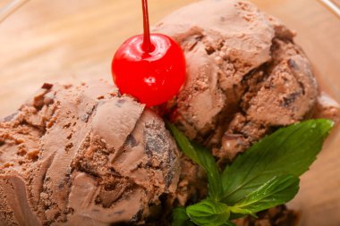 Çikolatalı dondurma nane ve kiraz ahşap arka plan üzerinde