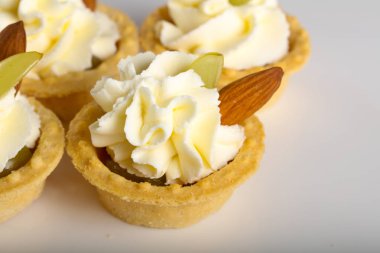 Tart-let krem, üzüm ve badem catering için 