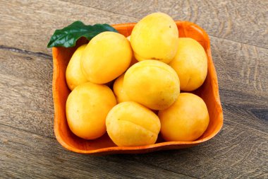 Ahşap arka plan üzerinde taze Olgun tatlı sarı kayısı