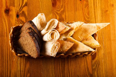 Ahşap arka plan üzerinde beyaz ekmek çeşitler