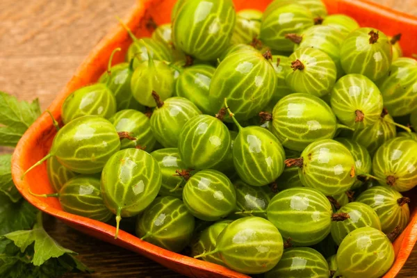 Pendekatan Gooseberry Dalam Mangkuk Pada Latar Belakang Meja Kayu — Stok Foto