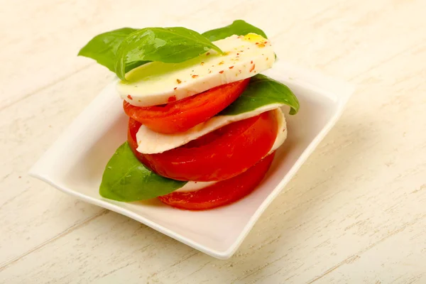 Włoski Caprese Sałatka Świeżych Pomidorów Biały Talerz — Zdjęcie stockowe