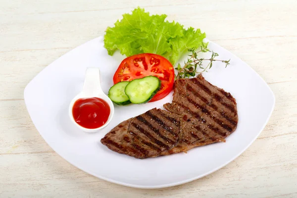 牛肉のグリル ステーキ ソースと木製の背景でタイム — ストック写真