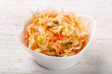 Ahşap arka plan üzerinde çiğ lahana turşusu 