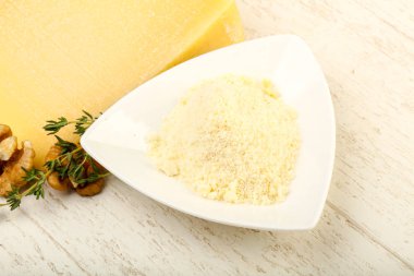 Parmesan rendelenmiş peynir yığın ceviz ve kekik ahşap arka plan üzerinde