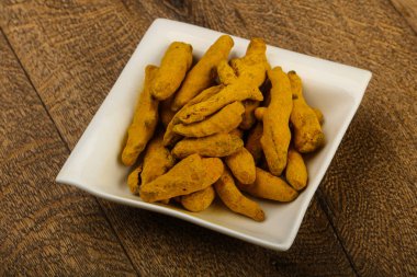 Tumeric kökü yığın