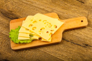 Dilimlenmiş peynir salata yaprakları ile