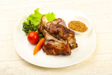 Kavrulmuş domuz diz Dijon hardal soslu, ahşap masa arka plan