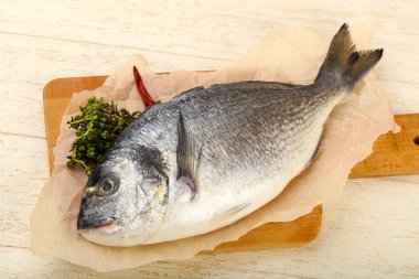 Ham dorada balık yemek için ahşap arka plan üzerinde hazır