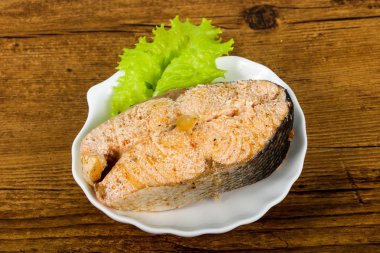 Ahşap arka plan üzerine kekik ile haşlanmış somon