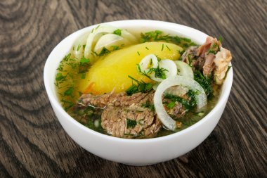 Beyaz et çorbası. Hashlama kuzu veya Dana ahşap arka plan üzerinde