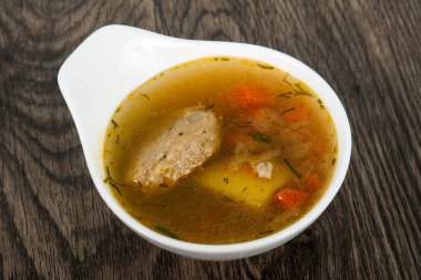 Çorba köfte, patates ve havuç ahşap arka plan üzerinde
