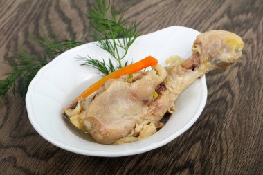 Dereotu beyaz tabak içinde servis haşlanmış tavuk budu