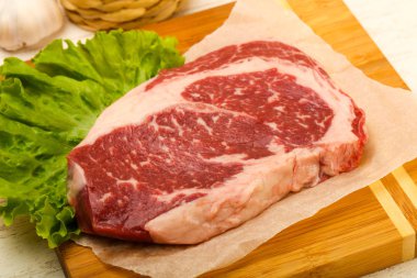 Kaburga ham eti yemek için ahşap masa arka plan hazır